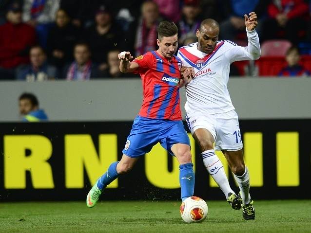 Plzeň - Lyon: Jimmy Briand z Lyonu (vpravo) a Milan Petržela z Plzně.