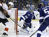 Jaromír Jágr (Florida Panthers) a gólman Ben Bishop (Tampa Bay Lightning)