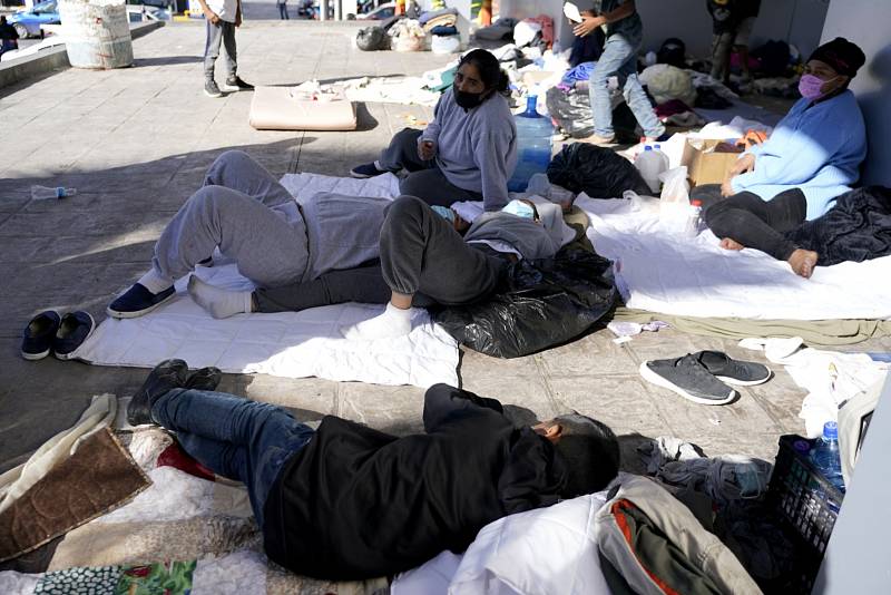 Často spí na zemi na matracích, namačkaní v provizorních táborech na vysušeném Jihu