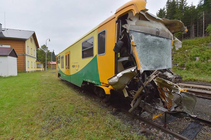 Poničený vlak po nehodě u Perninku