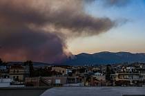 Nad městem Atény stoupá dým z lesního požáru, který hoří na západním předměstí města, 22. srpna 2023