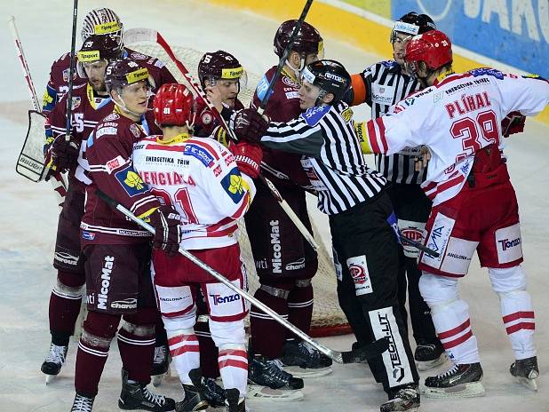 Čtvrtý zápas semifinále: Sparta vs. Třinec, strkanice u brány