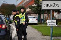 Obnovené kontroly na hranicích se Slovenskem. Policisté prohlížejí osobní a nákladní auta kvůli nelegálním migrantům, 5. října 2022.