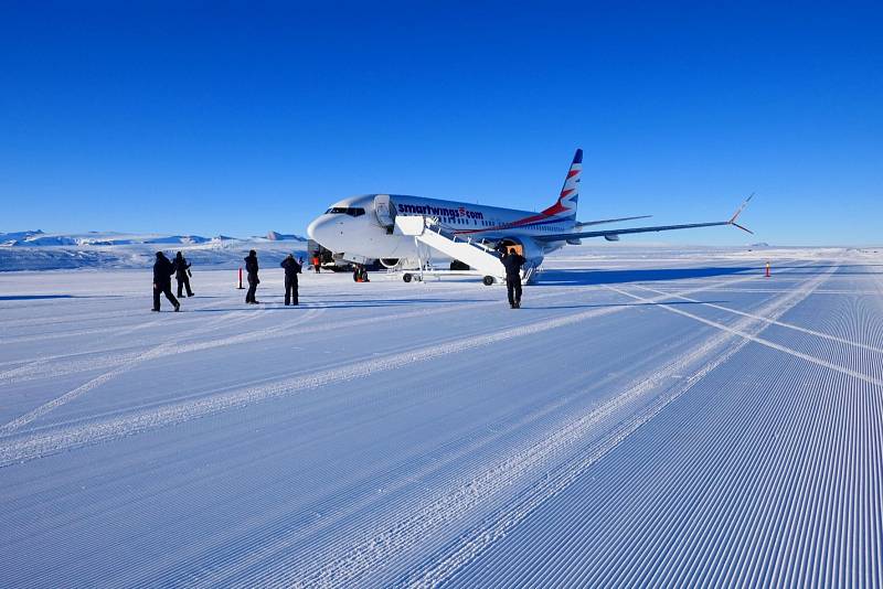 Smartwings přistály jako první na světě s Boeingem 737 MAX na Antarktidě