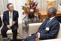 Prezident Jihoafrické republiky Thabo Mbeki (vpravo) s generálním tajemníkem OSN Panem Ki-munem na summitu v New Yorku.