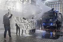 Policie ve Frankfurtu nad Mohanem zasahuje proti demonstrantům, kteří protestovali proti opatřením na omezení koronavirové nákazy