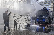 Policie ve Frankfurtu nad Mohanem zasahuje proti demonstrantům, kteří protestovali proti opatřením na omezení koronavirové nákazy