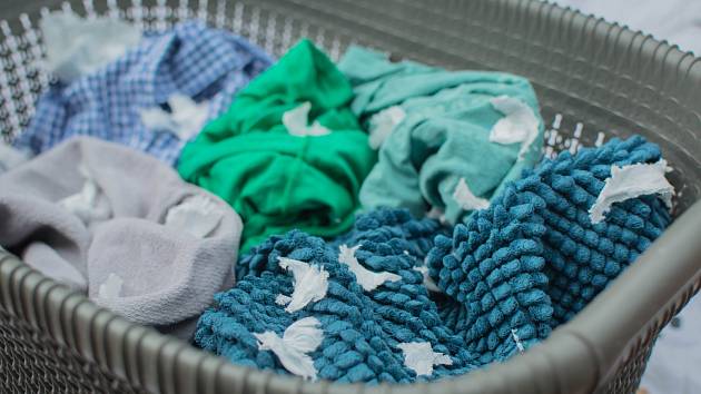 Objevit v bubnu pračky čisté prádlo s roztrhaným papírovým kapesníčkem není nic příjemného
