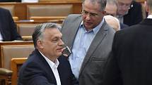 Maďarský parlament schválil mimořádné pravomoce prezidentu Viktoru Orbánovi