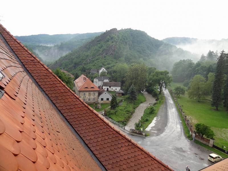 Obec Svatý Jan pod Skalou, kde se nachází poutní kostel Narození sv. Jana Křtitele. Zde je hrob chorvatského poustevníka Ivana.