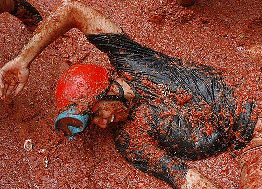 Rajčatová bitva 'La Tomatina' v  ulicích španělského městečka Buňol