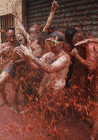 Rajčatová bitva 'La Tomatina' v  ulicích španělského městečka Buňol