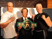 Oba boxeři na tiskové konferenci. Vlevo Ondřej Pála, uprostřed Alan Kim, vpravo Harry Duiven jr. 