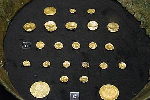 Několik zbývajících původních zlatých keltských duhovek spolu s mincemi, jež z nich byly vyraženy, na výstavě v Národním muzeu