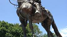 Jezdecká socha Nathana Bedforda Forresta ve veřejném parku v Memphisu dominovala generálovu hrobu. Monument byl odstraněn v roce 2017, ostatky vyzvednuty a převezeny na soukromý pozemek letos v červnu.