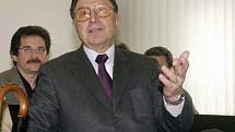 Bývalý šéf komunistické StB Alojz Lorenc u slovenského soudu v roce 2002
