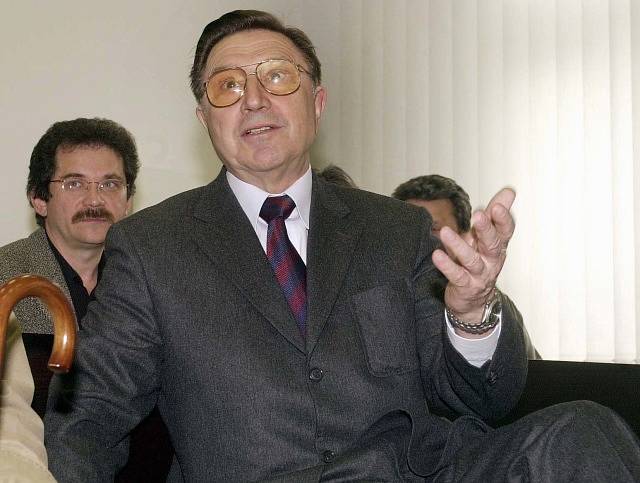 Bývalý šéf komunistické StB Alojz Lorenc u slovenského soudu v roce 2002