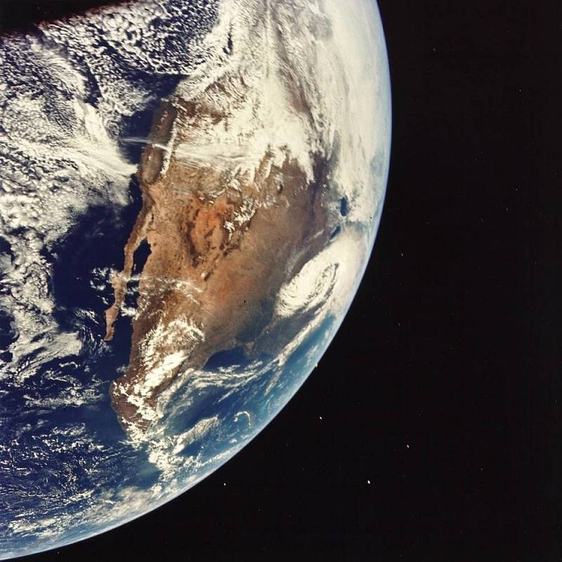 Pohled na Zemi z její oběžné dráhy. Snímky pořídili astronauti z mise Apollo 16 při své cestě na Měsíc.