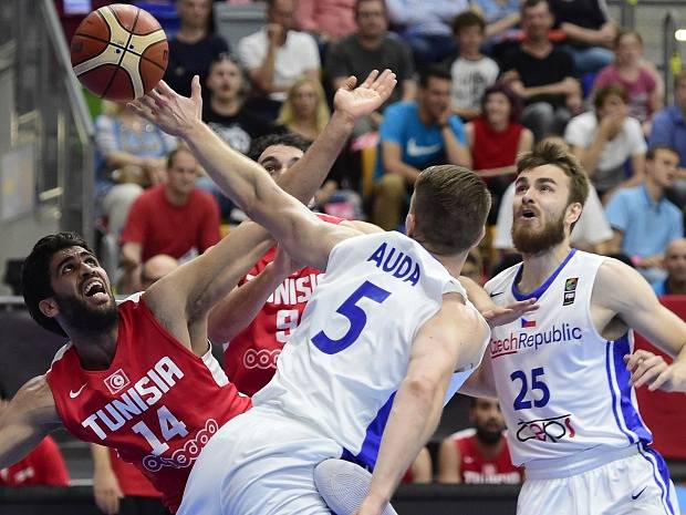 Přípravné utkání basketbalistů: ČR - Tunisko, 28. června v Praze. Zleva Hamdi Braa z Tuniska a Patrik Auda a David Jelínek z ČR.