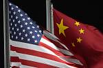 Vlajky USA a Číny - ilustrační foto.
