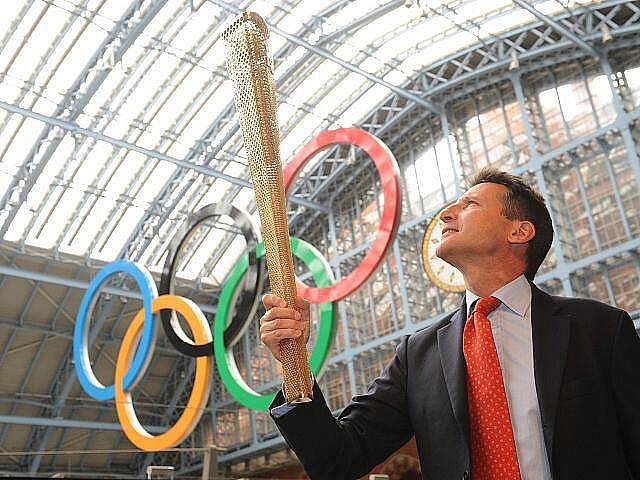Organizátoři olympijských her v roce 2012 ve středu představili pochodeň, která příští rok ponese do Londýna olympijský oheň. Pochodeň má zlatou barvu, je vyrobená z hliníku a má trojúhelníkový tvar.