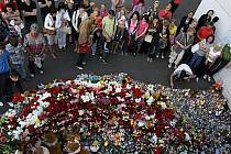 Do přístavu lidé nosí květiny a svíčky na památku zesnulých z výletní lodi Bulgaria