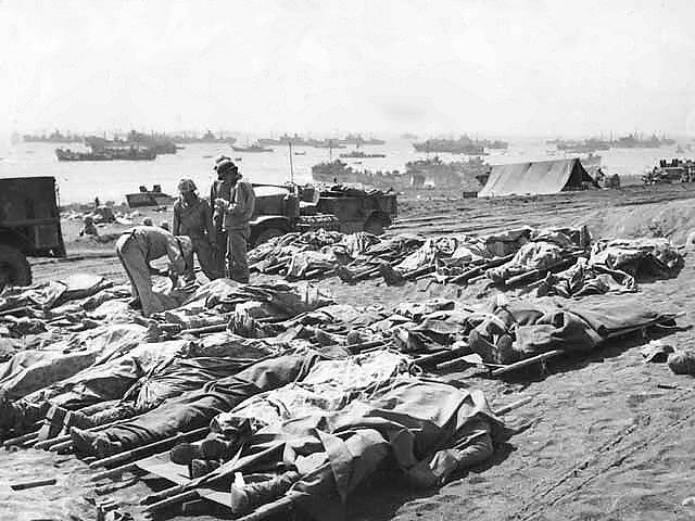 Mrtvá těla amerických vojáků po dobytí ostrova