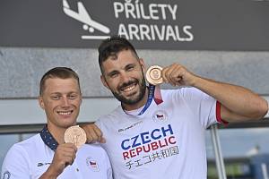 Deblkajakáři Josef Dostál (vpravo) a Radek Šlouf pózují fotografům s bronzovými medailemi.