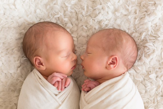 V Chorvatsku se narodila dvojčata, která kvůli dvouminutovému rozestupu nemají stejný rok ani den narození