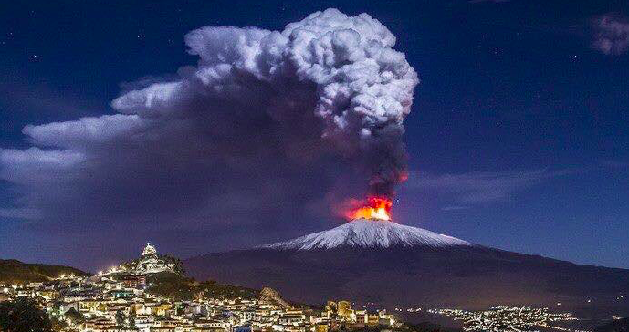 Sopka Etna se probudila k životu.