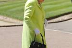 Britská královna přichází na svatbu svého vnuka