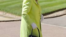 Britská královna přichází na svatbu svého vnuka