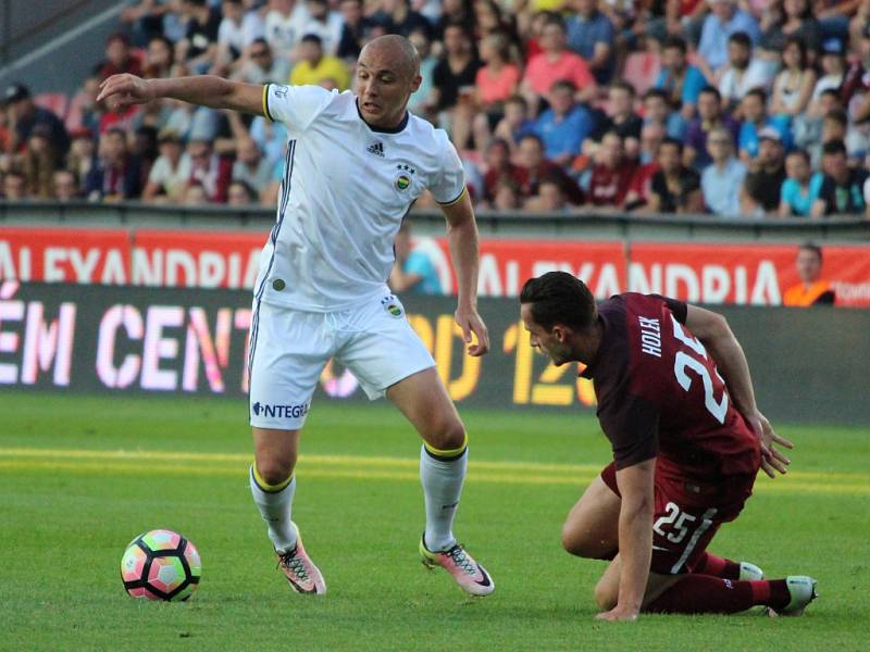 Mario Holek ze Sparty (vpravo) proti Fenerbahce Istanbul.