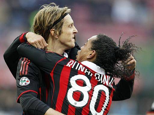 Ronaldinho z AC Milán (vpravo) gratuluje spoluhráči Massimo Ambrosinimu ke gólu.