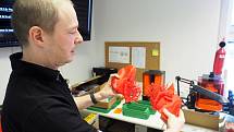 Milan Bergman z Odboru informatiky IKEM ukazuje modely jater, na nichž má chirurg naznačeno, kudy může vést řez, aby získal štěp na transplantaci