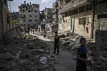 Trosky z domů v Gaze poničených při izraelských leteckých útocích 17. května 2021