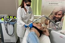 Lékařka Kateřina Klauzová při prvním ošetření na odstranění Petřina tetování