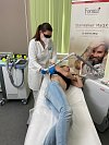 Lékařka Kateřina Klauzová při prvním ošetření na odstranění Petřina tetování