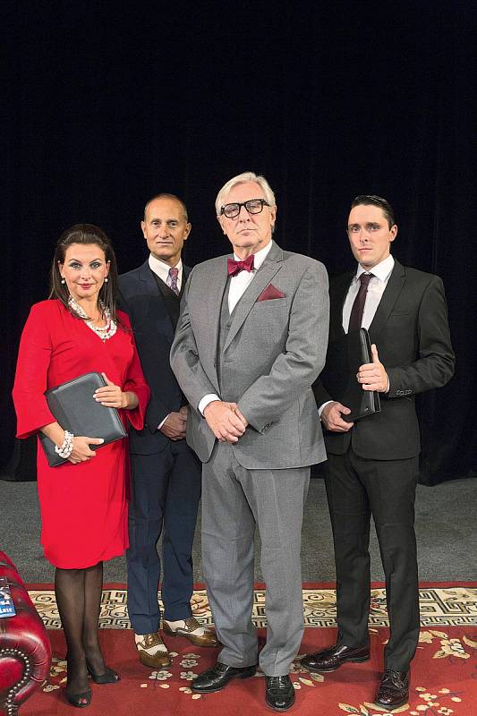 Dana Morávková, Josef Carda a otec a syn Heřmánkové v úspěšném představení Divadla Bez zábradlí „Jistě, pane premiére”.