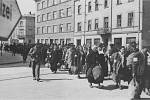 Likvidace krakovského ghetta. Židovští obyvatelé odcházejí pod dohledem stráží SS se skromnými balíky osobních věcí vstříc nejistému osudu, často i smrti