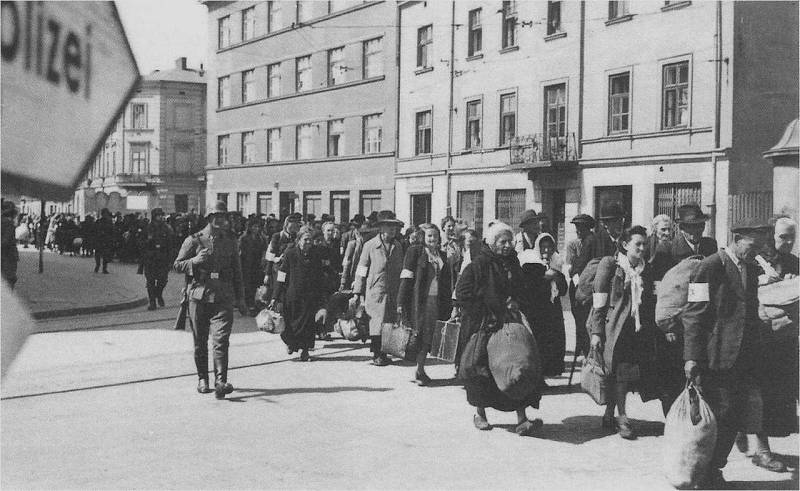 Likvidace krakovského ghetta. Židovští obyvatelé odcházejí pod dohledem stráží SS se skromnými balíky osobních věcí vstříc nejistému osudu, často i smrti