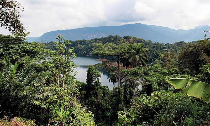 Kráterové jezero Bermin v jihozápadním Kamerunu