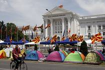 Čtvrtý den v řadě zůstávají demonstranti v centru Skopje před úřadem vlády, aby přinutili makedonského premiéra Nikolu Gruevského k odchodu z funkce.