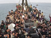 Malajsie dnes oznámila, že zahájí pátrací a záchrannou operaci s cílem najít lodě s tisícovkami uprchlíků v Andamanském moři. Je to první země, které se rozhodla běžence z Barmy a Bangladéše potřebující naléhavě pomoc aktivně hledat.