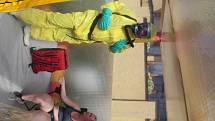 Záchranáři přijíždějí pro pacientku s virem ebola a transportují ji do nemocnice Na Bulovce, kde funguje jediné civilní pracoviště zaměřené na superspecializované případy infekčních nemocí v České republice