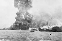 Exploze muniční lodi MV Neptuna, Darwin, 19. února 1942. Přímo před výbuchem je malé hlídkové plavidlo HMAS Vigilant, provádějící záchranné práce. V pozadí uprostřed je plovoucí suchý dok s korvetou HMAS Katoomba