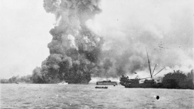 Exploze muniční lodi MV Neptuna, Darwin, 19. února 1942. Přímo před výbuchem je malé hlídkové plavidlo HMAS Vigilant, provádějící záchranné práce. V pozadí uprostřed je plovoucí suchý dok s korvetou HMAS Katoomba