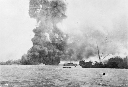 Exploze muniční lodi MV Neptuna, Darwin, 19. února 1942. Přímo před výbuchem je malé hlídkové plavidlo HMAS Vigilant, provádějící záchranné práce. V pozadí uprostřed je plovoucí suchý dok s korvetou HMAS Katoomba