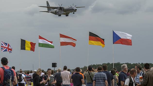 Přelet letounu CASA C-295M.