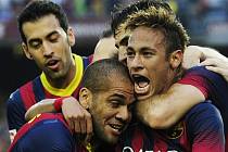 Fotbalisté Barcelony Neymar (vpravo) s Alvésem oslavují trefu do branky rivala z Madridu.